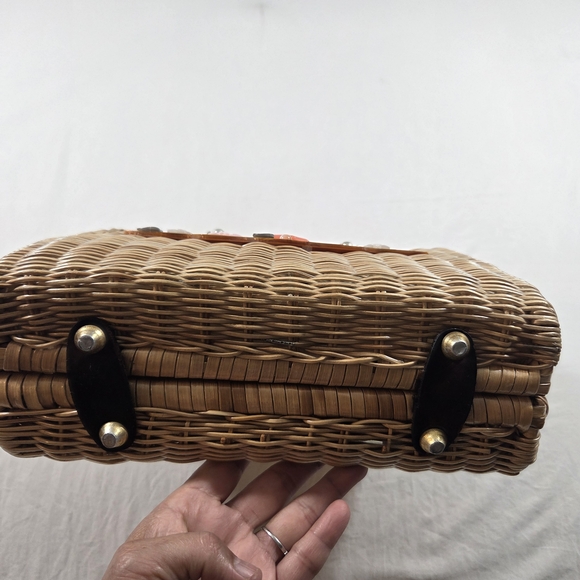 Elegant Tan Wicker Shoulder Bag with Floral Accents - Picture 3 of 11